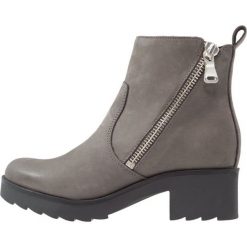 Zign Ankle boot grey. Szare botki damskie marki Zign, ze skóry, bez obcasa, bez zapięcia. Za 419,00 zł.