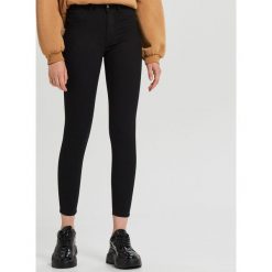 Jeansy push up czarne - Czarny. Czarne jeansy damskie Cropp. Za 79,99 zł.