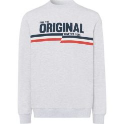 Bluza w kolorze kremowym. Białe bluzy męskie Cross Jeans, xl, z nadrukiem, z okrągłym kołnierzem, bez rękawów, bez kaptura. W wyprzedaży za 79,95 zł.