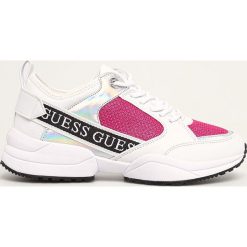 Guess Jeans - Buty. Białe buty sportowe damskie Guess Jeans, z aplikacjami, z jeansu, sportowe. W wyprzedaży za 439,90 zł.