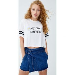 Koszulka ze stokrotkami i pasami. Szare koszulki damskie Pull&Bear, bez wzorów, bez kołnierzyka. Za 34,90 zł.