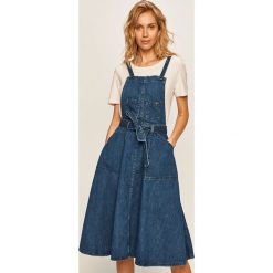 Pepe Jeans - Sukienka jeansowa Lucky. Niebieskie sukienki damskie Pepe Jeans, na co dzień, s, w paski, z bawełny, casualowe, z dekoltem karo, bez rękawów, midi, rozkloszowane. Za 359,90 zł.