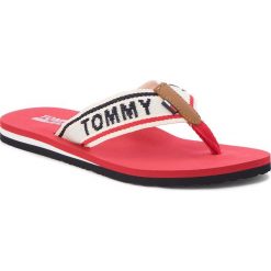 Japonki TOMMY JEANS - Low Beach Sandal EN0EN00066 Tango Red 611. Brązowe klapki damskie Tommy Jeans, bez wzorów, z jeansu, bez obcasa. W wyprzedaży za 119,00 zł.