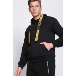 Czarna Bluza Advanced. Czarne bluzy dresowe męskie marki Born2be, s, z nadrukiem, z kapturem. Za 39,99 zł.