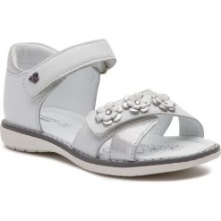 Sandały LASOCKI KIDS CI12-2850-03. Białe sandały dziewczęce Lasocki Kids, ze skóry, bez zapięcia. Za 99,99 zł.