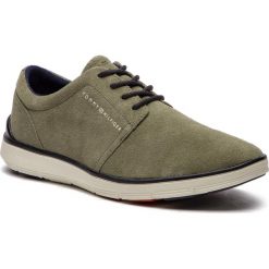 Półbuty TOMMY HILFIGER - Lightweight City Suede Shoe FM0FM01610 Dusty Olive 011. Zielone półbuty męskie TOMMY HILFIGER, na co dzień, bez wzorów, z zamszu, bez zapięcia. W wyprzedaży za 419,00 zł.