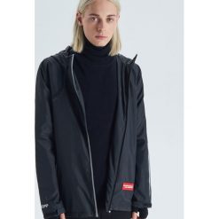 Lekka kurtka z kolekcji Nasa - Czarny. Czarne kurtki męskie marki Cropp, s, bez wzorów, bez kaptura. Za 139,99 zł.