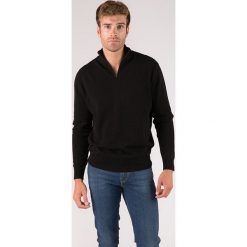 Kaszmirowy sweter w kolorze czarnym. Czarne swetry męskie Just Cashmere, xxl, bez wzorów, z kaszmiru, ze stójką, bez kaptura. W wyprzedaży za 369,95 zł.
