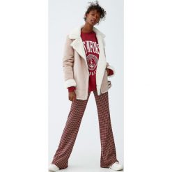Kurtka biker ze sztucznym futerkiem. Czerwone kurtki damskie Pull&Bear. Za 249,00 zł.
