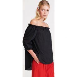 Bluzka hiszpanka oversize - Czarny. Czarne bluzki damskie Reserved, bez wzorów, bez kołnierzyka, bez rękawów. Za 89,99 zł.