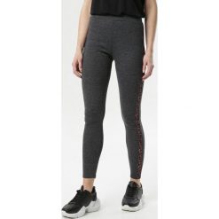 Ciemnoszare Legginsy Alcikea. Szare legginsy damskie Born2be, s, z nadrukiem. Za 39,99 zł.