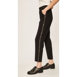 Guess Jeans - Spodnie. Czarne spodnie materiałowe damskie Guess Jeans, s, z aplikacjami, z jeansu. Za 599,90 zł.