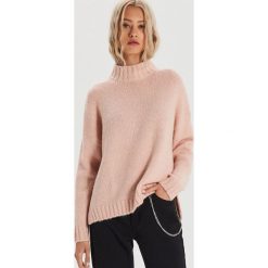 Sweter oversize z golfem - Różowy. Różowe swetry damskie Cropp, s, bez wzorów, bez rękawów. Za 99,99 zł.