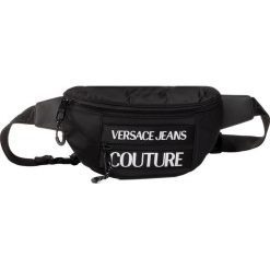 Saszetka nerka VERSACE JEANS COUTURE - E1YZAB68 71593 899. Czarne torby męskie skórzane Versace Jeans Couture, bez wzorów, z jeansu, młodzieżowe. Za 579,00 zł.