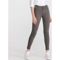 Spodnie push up - Szary. Szare spodnie damskie Reserved. Za 89,99 zł.