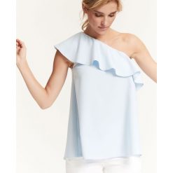 Bluzka damska elegancka, z falbaną i odkrytym ramieniem. Niebieskie bluzki damskie Top Secret, bez wzorów, eleganckie, z falbankami, bez rękawów. W wyprzedaży za 49,99 zł.