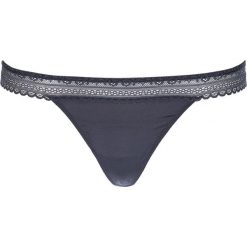 Stringi "Alena" w kolorze niebieskoszarym. Niebieskie stringi damskie Lascana & Co., w koronkowe wzory, z bawełny. W wyprzedaży za 29,95 zł.