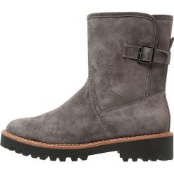 Pier One Botki na platformie pewter. Szare buty zimowe damskie Pier One, z materiału, na platformie. W wyprzedaży za 187,85 zł.