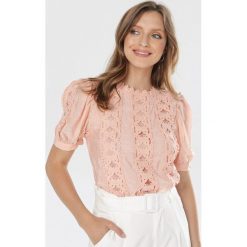 Różowa Bluzka Guinelee. Różowe bluzki damskie Born2be, s, bez wzorów, bez kołnierzyka, bez rękawów. W wyprzedaży za 84,99 zł.