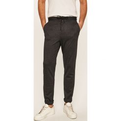 Guess Jeans - Spodnie. Szare spodnie męskie Guess Jeans, na co dzień, s, z haftami, z elastanu. W wyprzedaży za 379,90 zł.