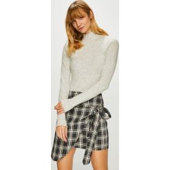 Review - Sweter. Szare swetry klasyczne damskie marki Review, s, z poliesteru. W wyprzedaży za 119,90 zł.