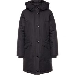 Parka Marc O'Polo 908 0846 71123. Czarne kurtki damskie Marc O'Polo, na zimę, bez wzorów, z poliesteru, bez kaptura. W wyprzedaży za 829,00 zł.