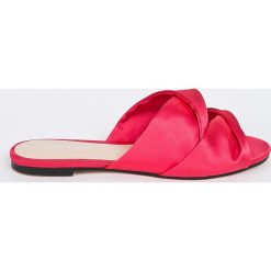 Public Desire - Klapki. Czerwone klapki damskie marki Public Desire, z materiału, na płaskiej podeszwie. W wyprzedaży za 89,90 zł.