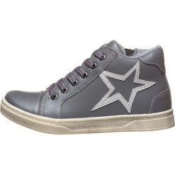 Skórzane sneakersy w kolorze szarym. Szare trampki dziewczęce Lamino Shoes, z aplikacjami, z materiału, na sznurówki. W wyprzedaży za 149,95 zł.