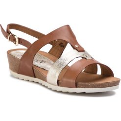 Sandały CAPRICE - 9-28207-22 Cognac/Lt Brown. Żółte klapki damskie marki Caprice, bez wzorów, ze skóry ekologicznej, bez obcasa, na obcasie. Za 229,90 zł.