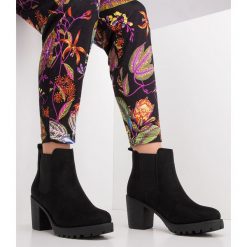 Botki damskie Sixth Sens C166-2 Czarne. Czarne botki damskie Sixth Sens, z tworzywa sztucznego, eleganckie, bez obcasa, na obcasie, bez zapięcia. Za 99,00 zł.