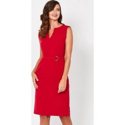 Sukienka w kolorze czerwonym. Czerwone sukienki damskie ZOCHA, l, w paski, z tkaniny. W wyprzedaży za 149,95 zł.