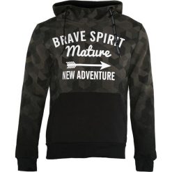 Ciemnozielona Bluza New Adwenture. Białe bluzy męskie Born2be, l, w geometryczne wzory, z kapturem. Za 89,99 zł.