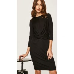 Answear - Sukienka. Czarne sukienki damskie ANSWEAR, na co dzień, s, bez wzorów, z elastanu, casualowe, z okrągłym kołnierzem, bez rękawów, mini, proste. W wyprzedaży za 59,90 zł.