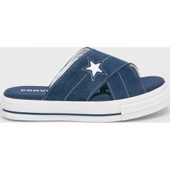 Converse - Klapki. Szare klapki damskie Converse, bez wzorów, ze skóry, bez obcasa. W wyprzedaży za 159,90 zł.