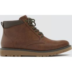 Botki na koturnie z suwakiem. Pomarańczowe botki męskie Pull&Bear, bez zapięcia. Za 229,00 zł.