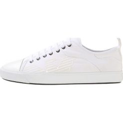 Emporio Armani Sneakersy niskie optical white. Białe sneakersy męskie Emporio Armani, bez zapięcia. Za 629,00 zł.