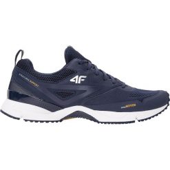 Buty do biegania męskie OBMS100 - ciemny granatowy. Niebieskie buty sportowe męskie marki 4f, na lato, z gumy, na sznurówki, do biegania. Za 349,99 zł.