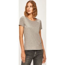 EA7 Emporio Armani - T-shirt. Czarne bluzki damskie EA7 Emporio Armani, s, z nadrukiem, z elastanu, z okrągłym kołnierzem. W wyprzedaży za 139,90 zł.