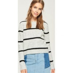 Sweter w paski - Jasny szar. Szare swetry klasyczne damskie marki Sinsay, l. Za 59,99 zł.