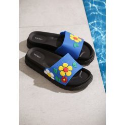 Niebieskie Klapki Plunge Pool. Niebieskie klapki damskie Renee, w paski, na niskim obcasie. Za 49,99 zł.
