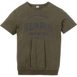 T-shirt ze specjalnym krojem na wys. brzucha bonprix ciemnooliwkowy z nadrukiem. Zielone t-shirty męskie bonprix, s, z nadrukiem, bez kołnierzyka. Za 37,99 zł.