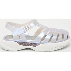Melissa - Sandały. Fioletowe klapki damskie Melissa, bez wzorów, z materiału, bez obcasa, na obcasie. W wyprzedaży za 219,90 zł.