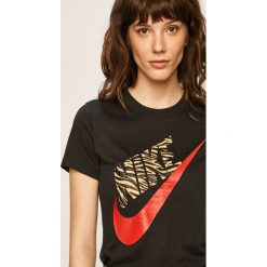 Nike Sportswear - T-shirt. Czarne topy damskie Nike Sportswear, s, z nadrukiem, z bawełny, z okrągłym kołnierzem. W wyprzedaży za 89,90 zł.