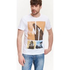T-SHIRT MĘSKI Z BOCZNYMI ROZCIĘCIAMI I NADRUKIEM. Białe t-shirty męskie Top Secret, na jesień, m, z nadrukiem, z jeansu, klasyczne, z okrągłym kołnierzem, krótkie. W wyprzedaży za 9,99 zł.