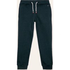 Tommy Hilfiger - Spodnie dziecięce 128-176 cm. Niebieskie spodnie chłopięce TOMMY HILFIGER, bez wzorów, z dzianiny. W wyprzedaży za 179,90 zł.