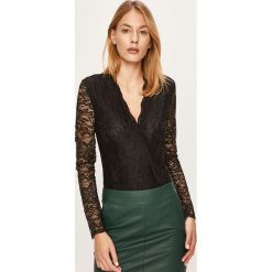 Jacqueline de Yong - Bluzka. Czarne bluzki damskie Jacqueline de Yong, s, bez wzorów, z elastanu, bez kołnierzyka, z długim rękawem. Za 129,90 zł.