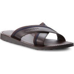 Klapki męskie: Klapki TOMMY HILFIGER – Casual Leather Cross Sandal FM0FM01531 Coffee Bean 212