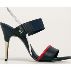 Tommy Hilfiger - Sandały. Niebieskie sandały damskie TOMMY HILFIGER, bez wzorów, ze skóry, z okrągłym noskiem, bez obcasa, na obcasie, bez zapięcia. Za 539,90 zł.