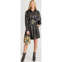 SUKIENKA Versace Jeans Couture. Czarne sukienki damskie w paski, z jeansu, mini. Za 1269,95 zł.