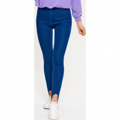 Jeansy HIGH WAIST - Niebieski. Niebieskie spodnie damskie z wysokim stanem marki Cropp, z jeansu. W wyprzedaży za 39,99 zł.